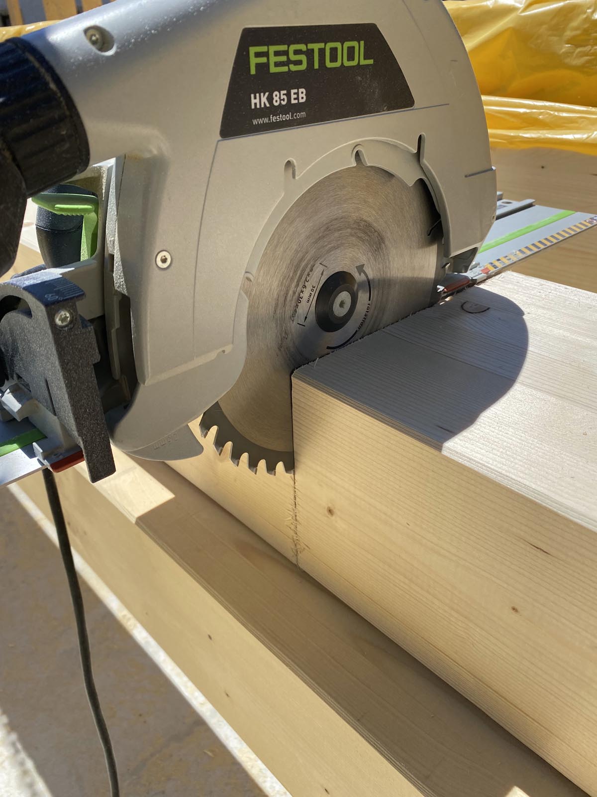 die 16er BSH-Balken können gerade noch mit 2 Schnitten geteilt werden