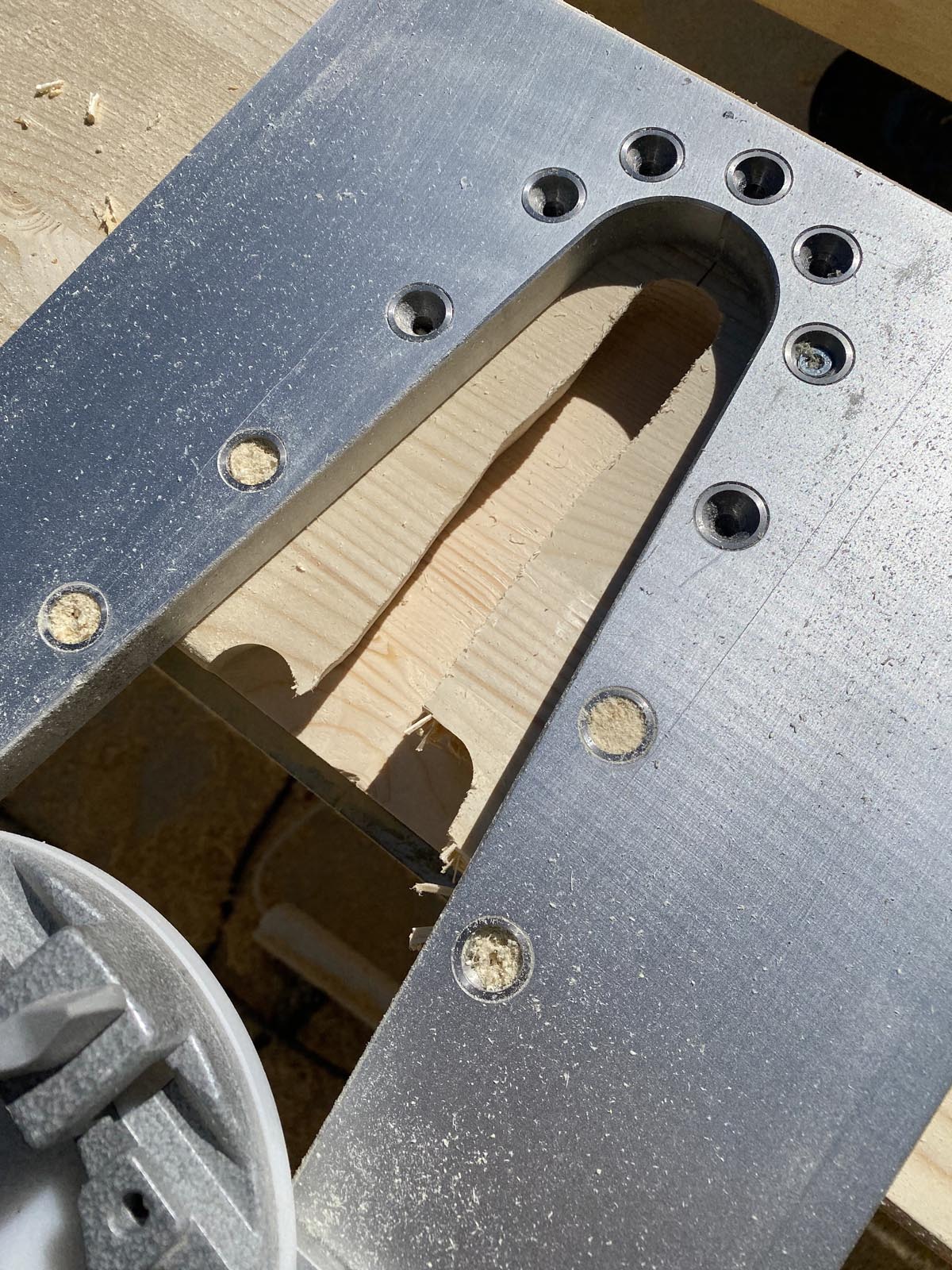 Schablone für die Schwalben - 1.Fräsgang