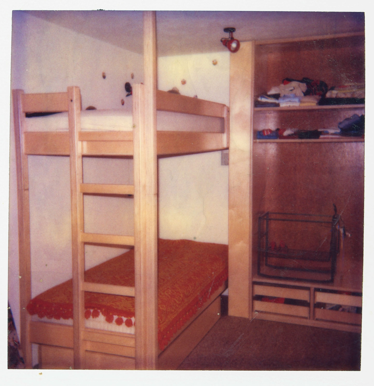 Kinderzimmer Etagenbett mit Schrank